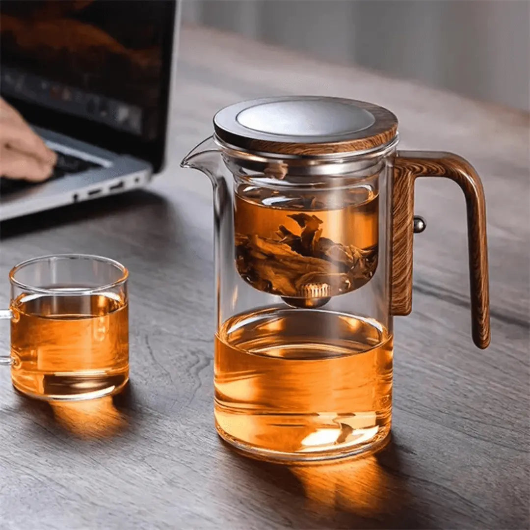 Elegante transparente Glasteekanne mit integriertem Teesieb für stilvollen Teegenuss. Ideal für Ihre Teestunde.