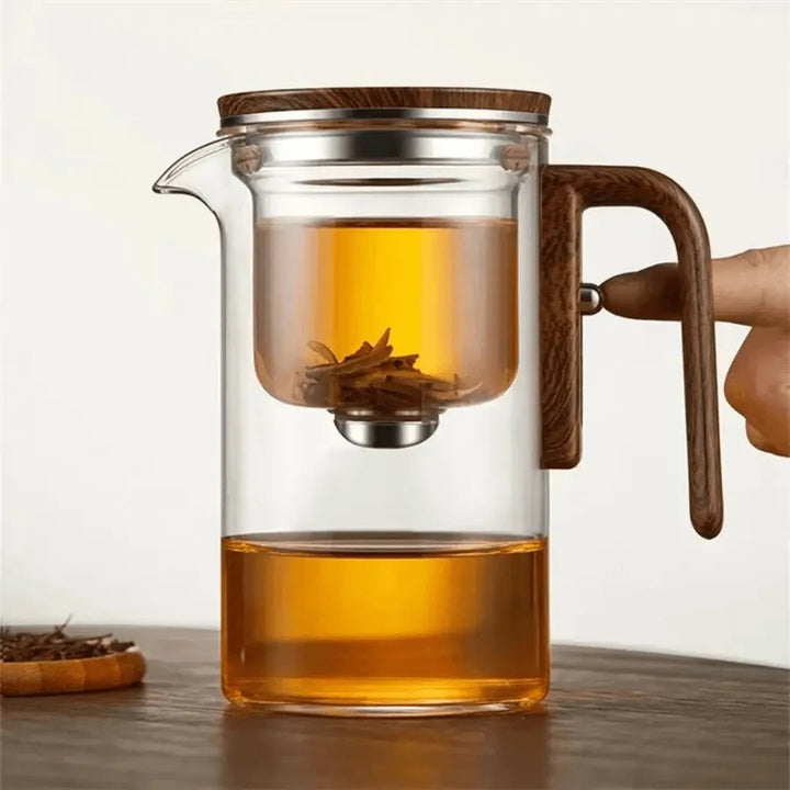 Moderne Teekanne aus hitzebeständigem Glas, perfekt zum Aufbrühen loser Teesorten. Klares Design für Teeliebhaber.