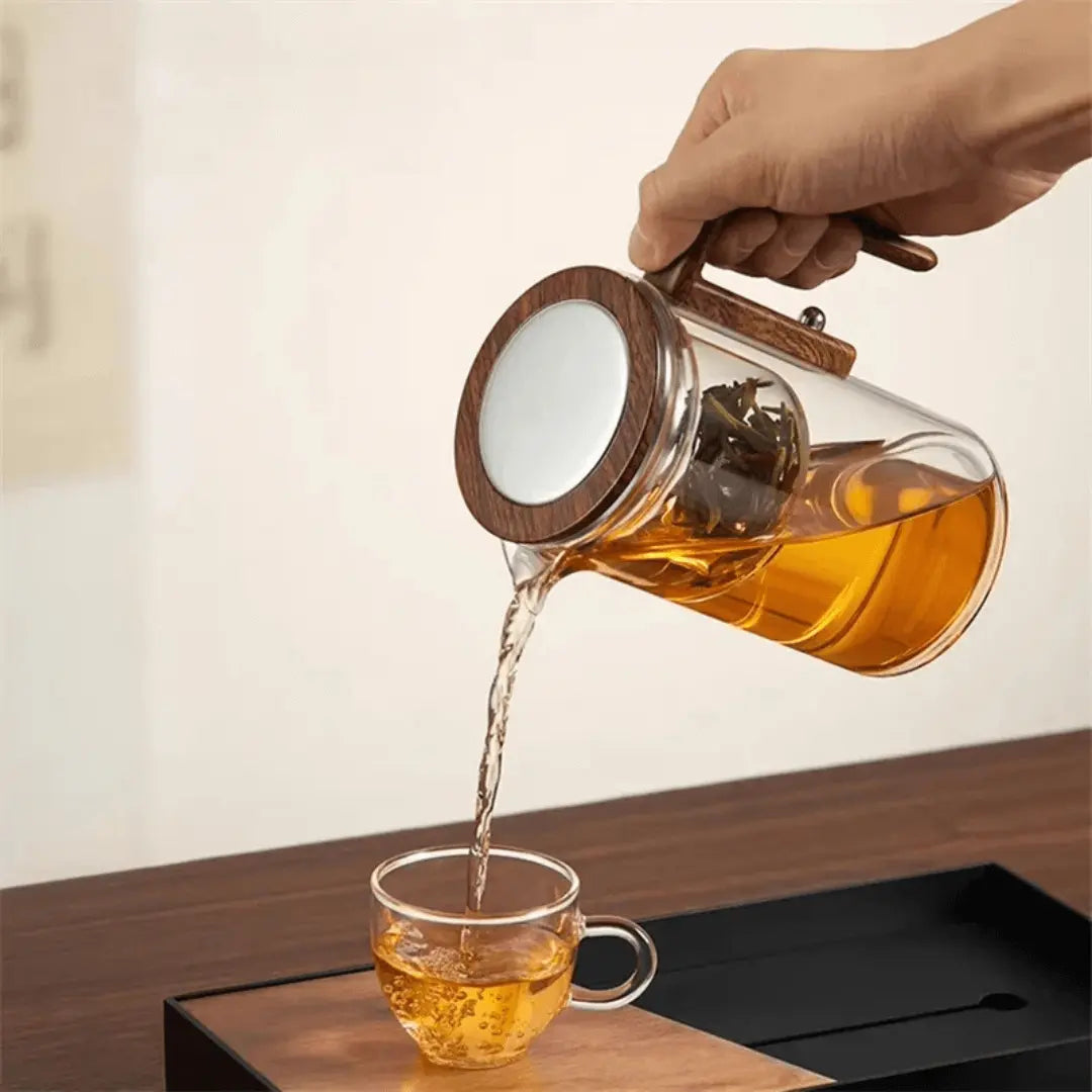 Praktischer Teebereiter mit feinem Aufguss-Sieb, ideal für aromatischen Tee. Ein unverzichtbares Küchenzubehör.