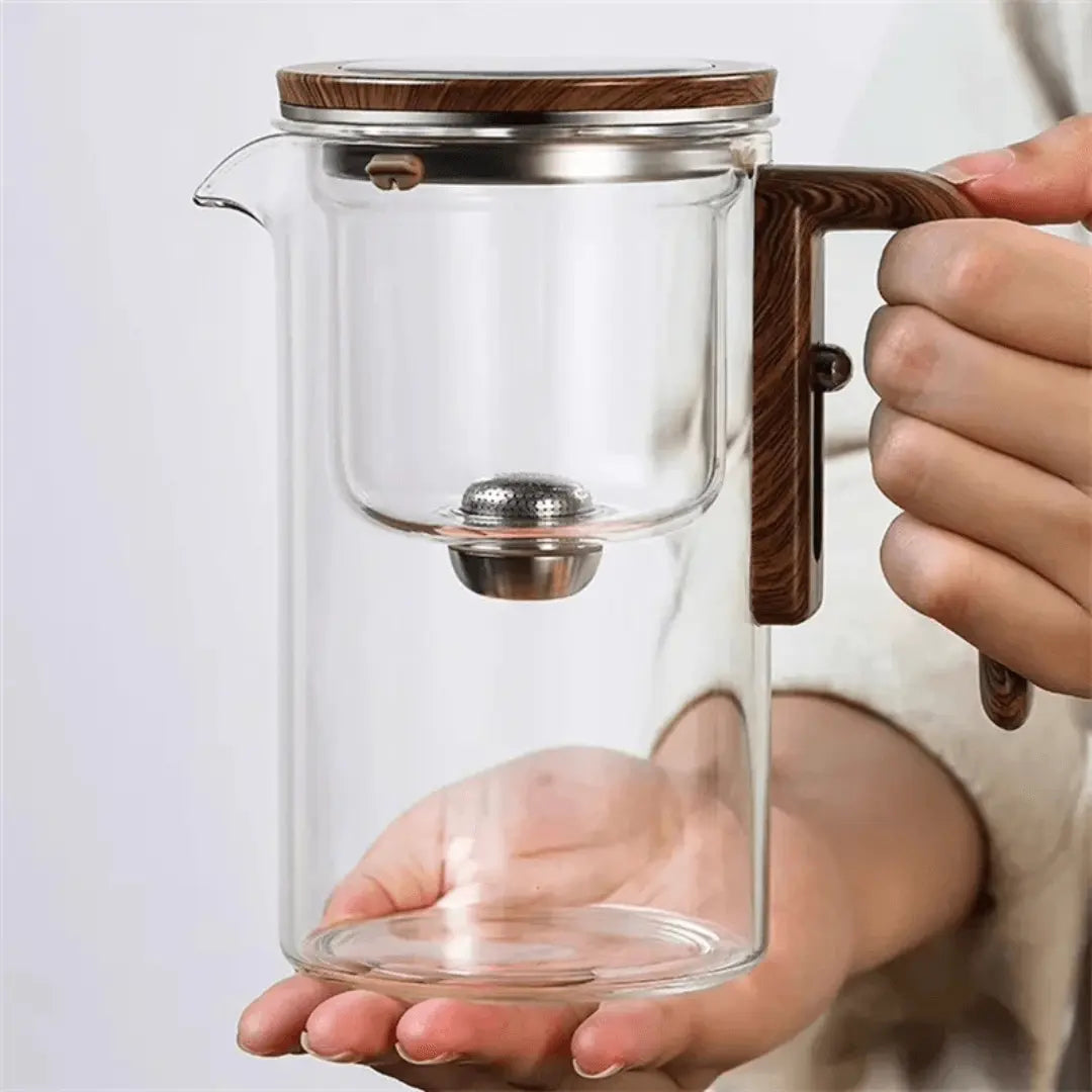 Transparente Teekanne als stilvolles Wohnaccessoire, perfekt zur Präsentation Ihres Lieblingstees. Designobjekt.