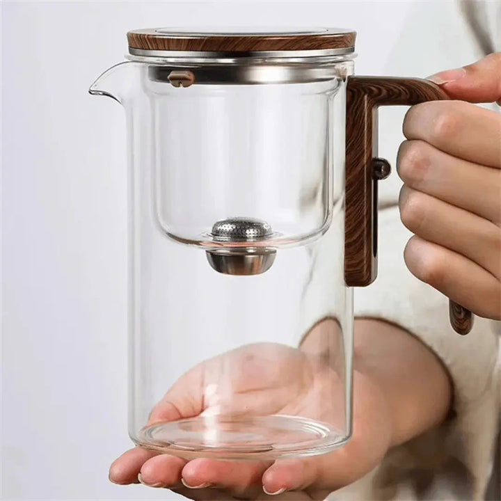 Transparente Teekanne als stilvolles Wohnaccessoire, perfekt zur Präsentation Ihres Lieblingstees. Designobjekt.