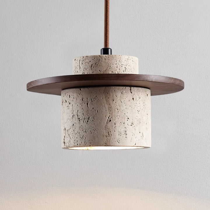Einzigartige Natursteinlampe aus Travertin, kombiniert mit Walnussholz. Warme LED-Beleuchtung für einladendes Zuhause.