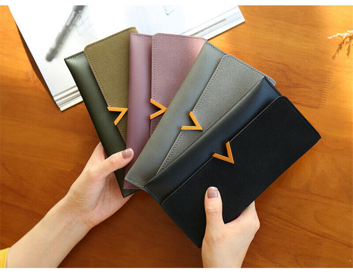 Rückansicht der praktischen langen unisex Geldbörse, zeigt schlichtes Design und Qualität.