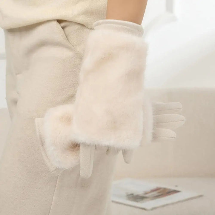Ein Paar elegante Unisex Winterhandschuhe als Geschenkidee, warm, Touchscreen-kompatibel und modisch.