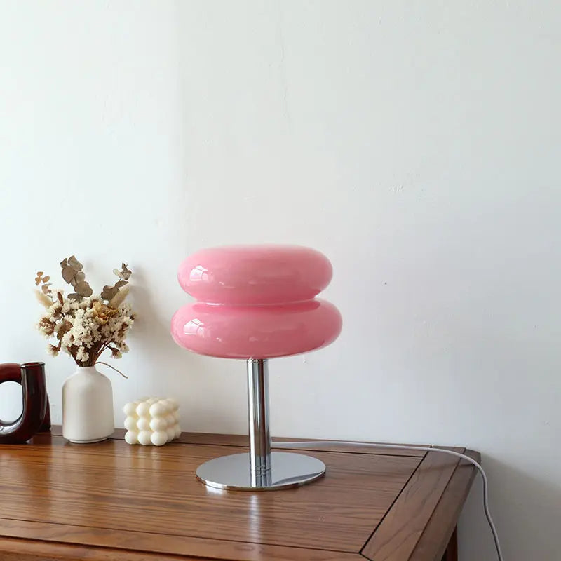 Exquisite italienische Designlampe im Retro Bauhaus Stil, ideal für Wohnzimmer und Büro.
