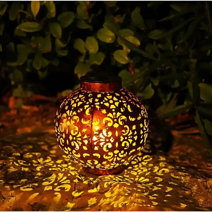 Elegante Vintage Solar-Gartenleuchte für stimmungsvolle Außenbeleuchtung, wetterfest & energieeffizient.