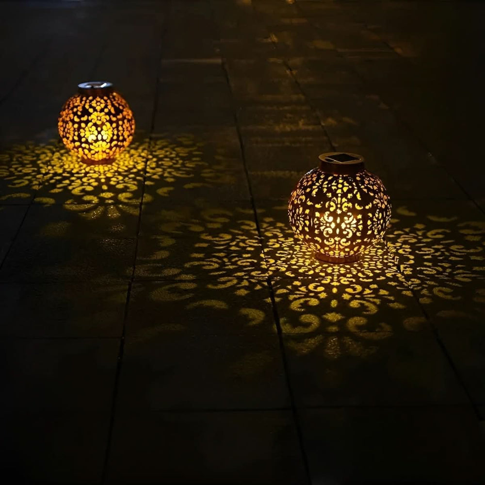 Hängende Vintage Solar-Gartenlampe als stilvolle Dekoration für Terrasse und Garten.