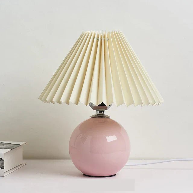 Elegante Vintage-Tischlampe auf einem Beistelltisch, beleuchtet das Wohnzimmer mit warmem Glanz.