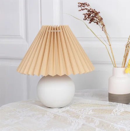Schlichte, elegante Vintage-Tischlampe mit faltbarem Stoffschirm, zeitlose Beleuchtung für Zuhause.