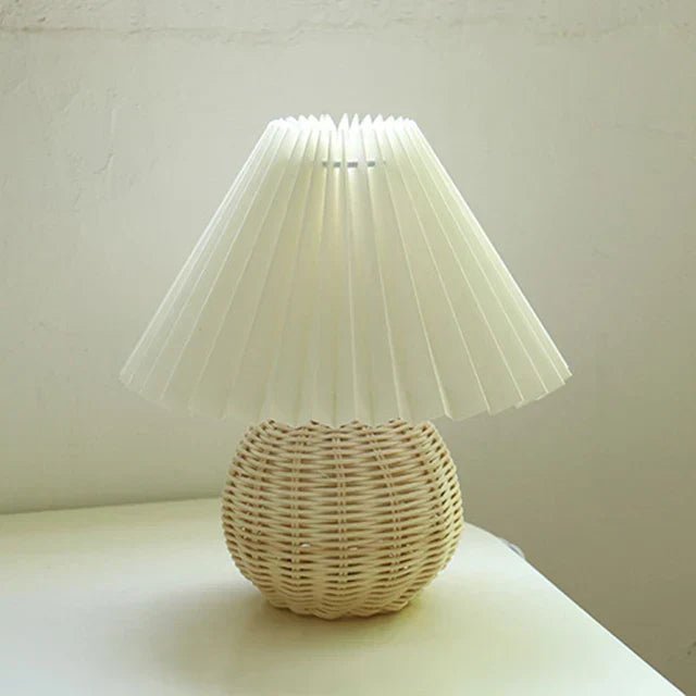 Hochwertige Tischlampe im Retro-Look mit Stoffschirm, bietet angenehmes Licht und stilvolle Dekoration.
