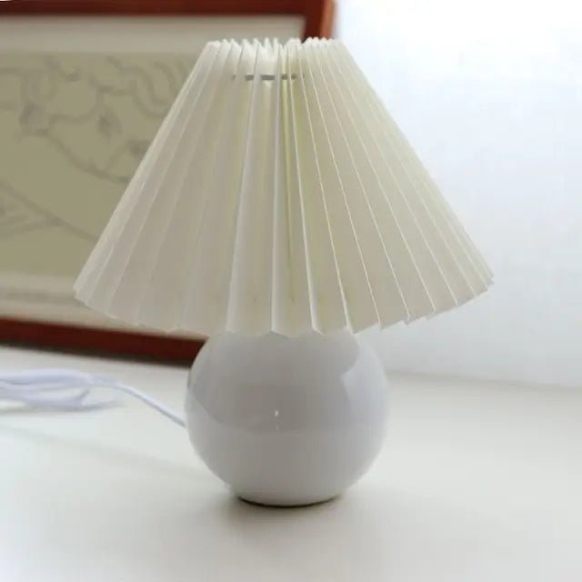 Vintage-inspirierte Tischlampe mit faltbarem Design, moderne Beleuchtung für gemütliche Wohnräume.