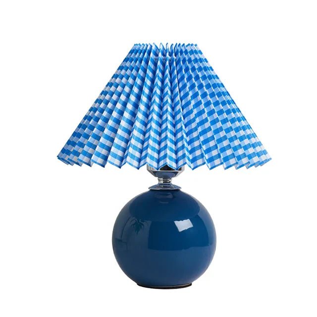 Klassische Vintage-Tischlampe mit beigem Stoffschirm, ein Hingucker für Schlaf- oder Arbeitszimmer.