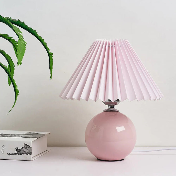 Retro Tischlampe mit beigem Stoffschirm und robustem Fuß, schafft gemütliches Ambiente im Wohnzimmer.