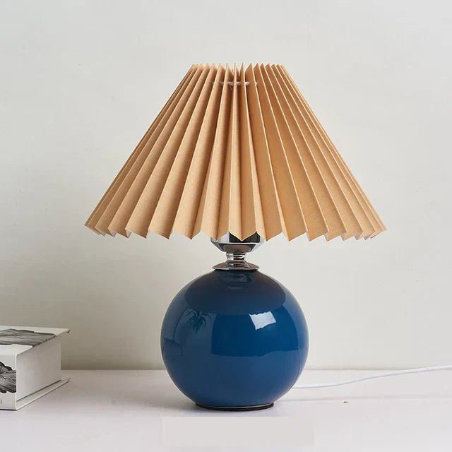 Vintage Lampe mit innovativem faltbaren Lampenschirm, perfekt als Nachttischlampe oder Dekoration.