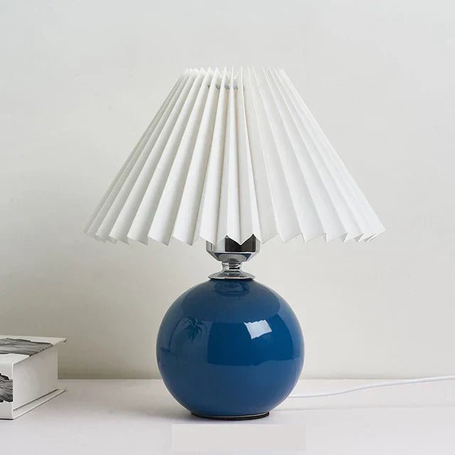 Gemütliche Leselampe im Vintage-Stil für das Wohnzimmer, mit weichem Licht und Stoffschirm.