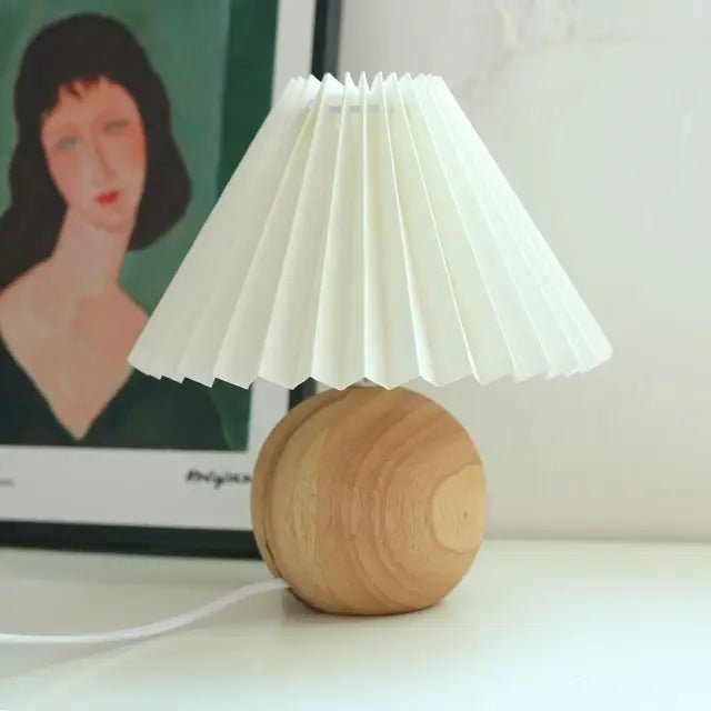 Tischlampe Vintage, erzeugt warmes, gemütliches Licht für entspanntes Ambiente in jedem Raum.