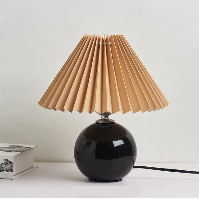 Dekorative Vintage-Lampe mit Stoffschirm, spendet warmes Licht und passt perfekt zu jeder Einrichtung.