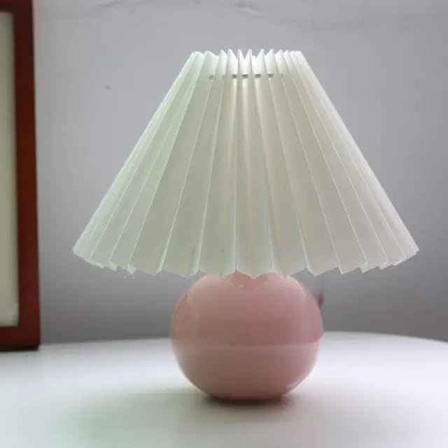 Detailansicht des faltbaren Stoffschirms einer Vintage-Tischlampe, für weiche, diffuse Beleuchtung.