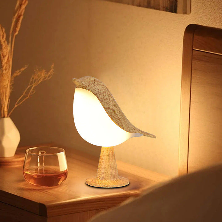 Elegante Vogel LED Lampe, kabellos, mit 3 Leuchtstufen für stimmungsvolles Ambiente.