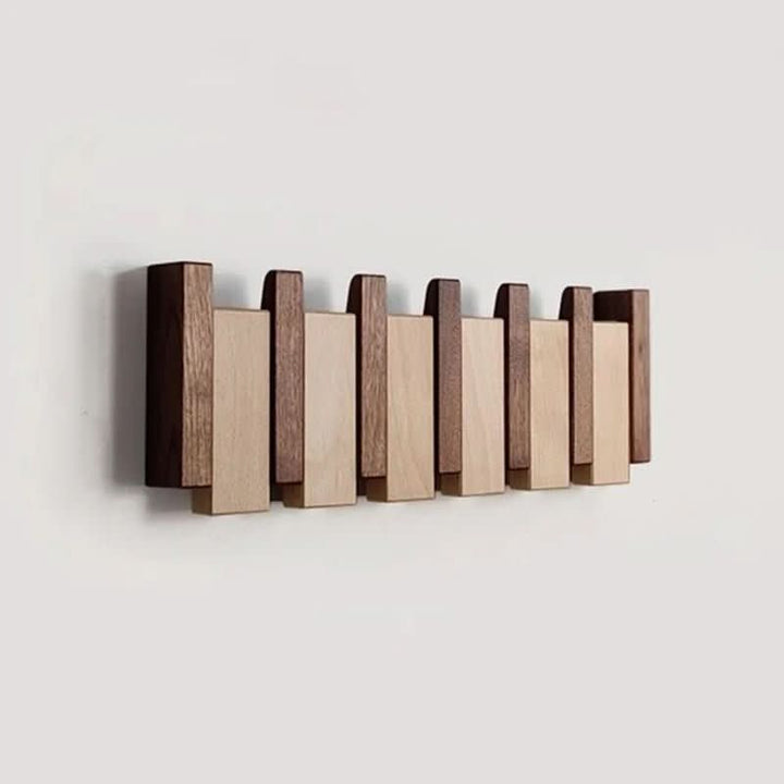 Handgefertigte Holzgarderobe im Klavierstil aus Nussbaum mit Klapphaken; stilvolle Flurgarderobe.
