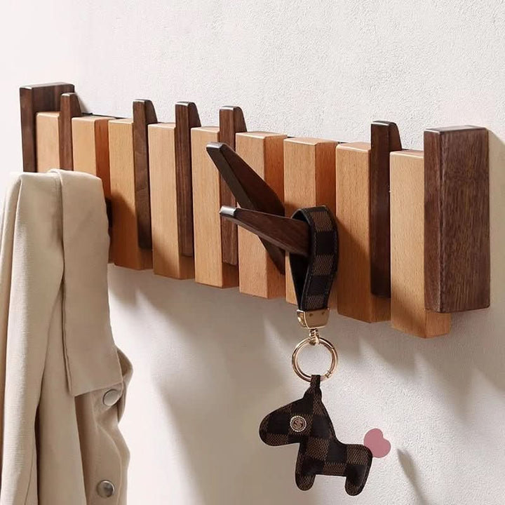 Platzsparende Wandgarderobe aus Buche, Klavierstil, handgefertigt, mit klappbaren Haken für Eingangsbereiche.