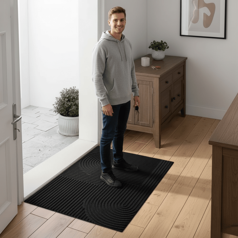 Moderne, rutschfeste Fußmatte mit elegantem Linienmuster, waschbar und langlebig, ideal für jeden Wohnbereich.
