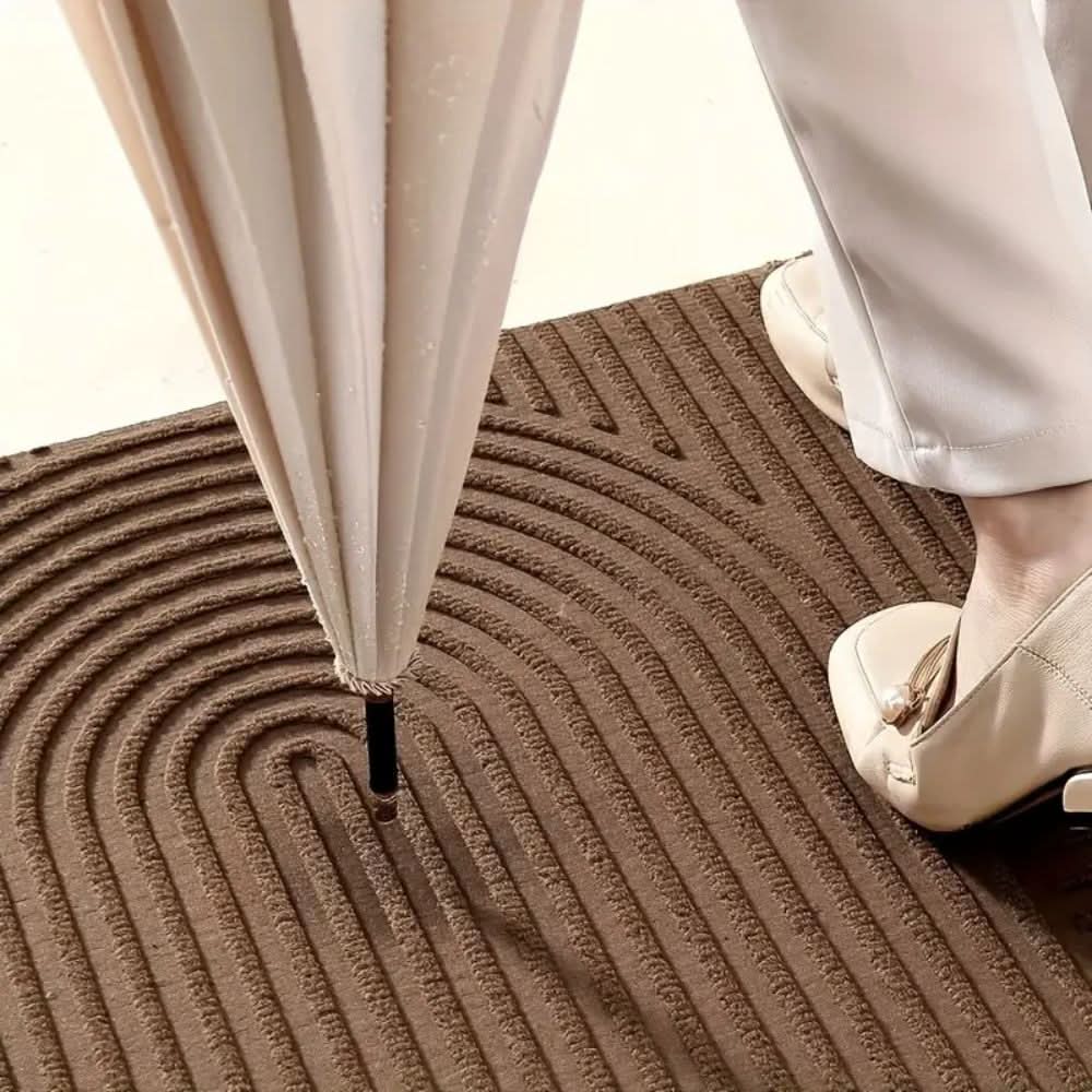 Stilvolle Saugmatte mit elegantem Linienmuster, waschbar, rutschfest und langlebig, perfekt für moderne Einrichtungen.