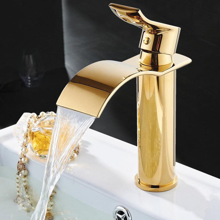 Luxus-Waschtischarmatur, Wasserfall-Design, hochwertige Messingausführung.
