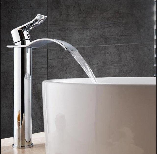 Robuste Wasserfall Mischbatterie aus Messing, zeitloses Design für Ihren Waschtisch.