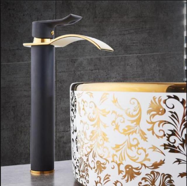 Luxuriöse Waschtisch-Mischbatterie aus Messing mit elegantem Wasserfallauslauf.