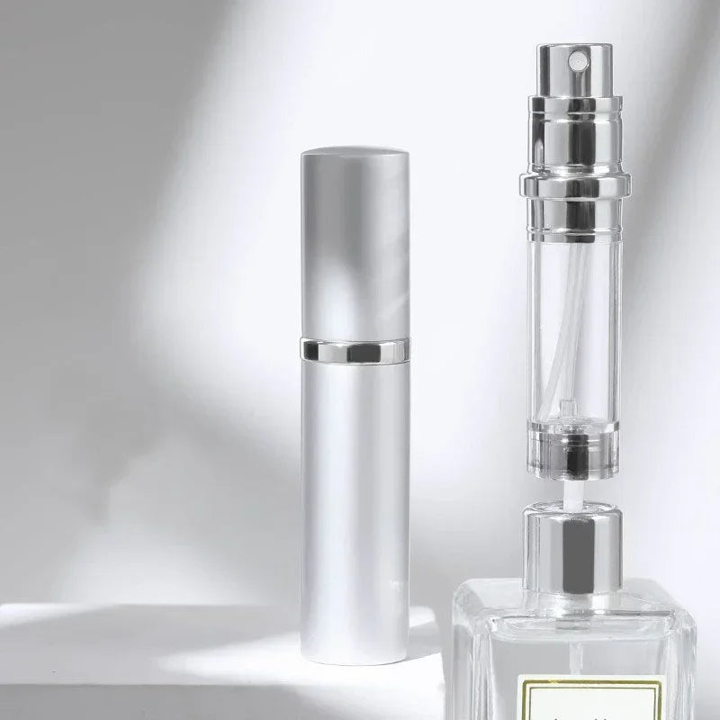 Offener, nachfüllbarer 5ml Parfümzerstäuber. Zeigt Mechanismus, auslaufsicher & reisefertig.
