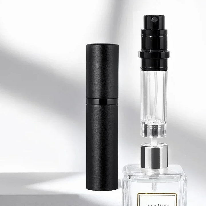 5ml Parfümzerstäuber auf Schminktisch, nachfüllbar. Auslaufsicher für den täglichen Duft & Beauty-Routine.