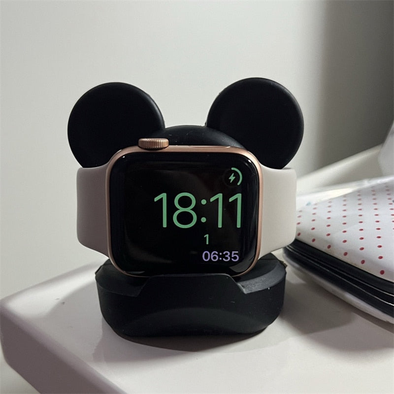 Eleganter Apple Watch Ladeständer aus Silikon für sicheres Aufladen und Organisation auf dem Schreibtisch.