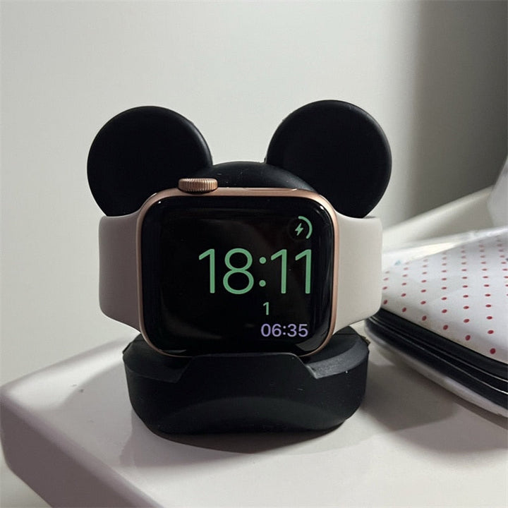 Eleganter Apple Watch Ladeständer aus Silikon für sicheres Aufladen und Organisation auf dem Schreibtisch.