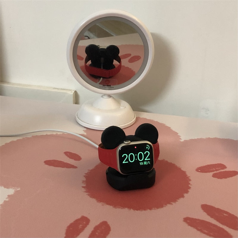 Hochwertiger Silikon Apple Watch Halter, weich & rutschfest, schützt Ihre Uhr vor Kratzern beim Laden.