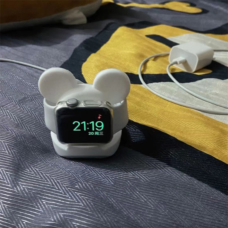 Praktischer Apple Watch Schreibtisch-Ständer hält das Ladegerät sicher, ideal für Büro und Zuhause.