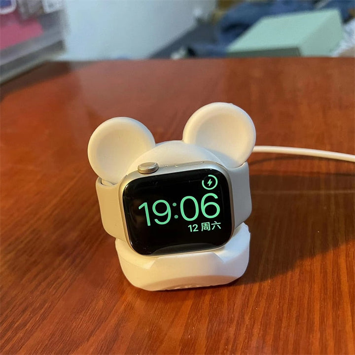 Organisierter Apple Watch Lade-Ständer mit integrierter Kabelführung für einen aufgeräumten Arbeitsplatz.