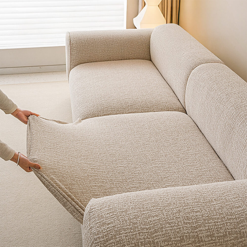 Detailansicht: Weiche Chenille-Struktur des elastischen Sofabezugs. Für gemütliche & kratzfeste Entspannung.