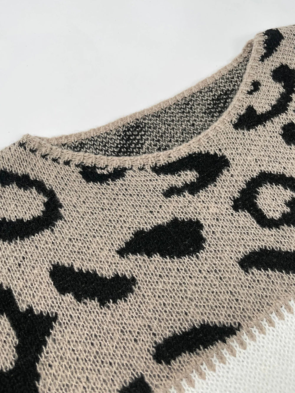 Trendiger Damen Colorblock Pullover mit Leopardenmuster, ideal für Herbst- und Wintermode.