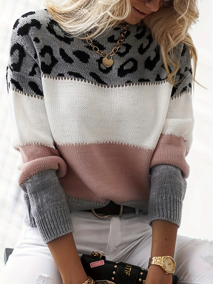 Stilvoller Damen Pullover mit angesagtem Leopardenmuster, ein Key-Piece für die Herbstmode.