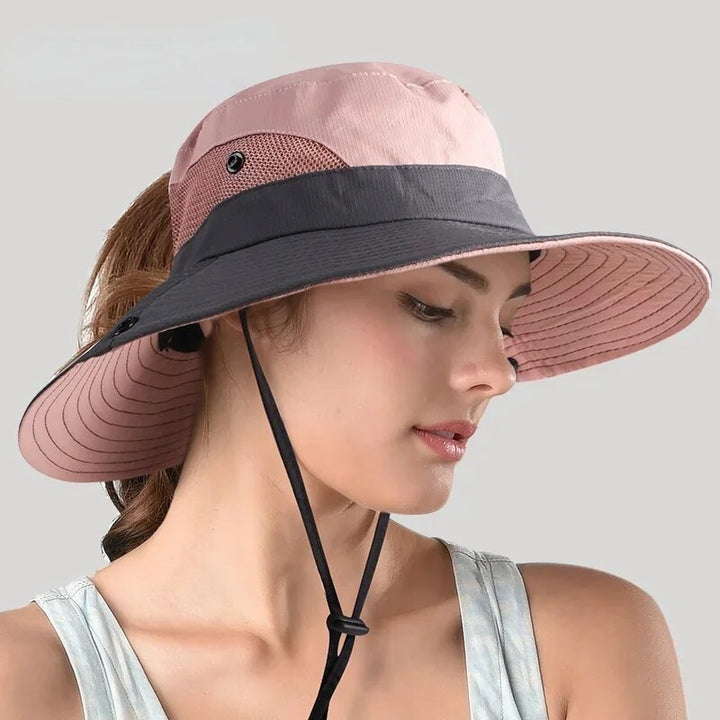 Eleganter Damen Sonnenhut mit breiter Krempe für optimalen UV-Schutz am Strand.