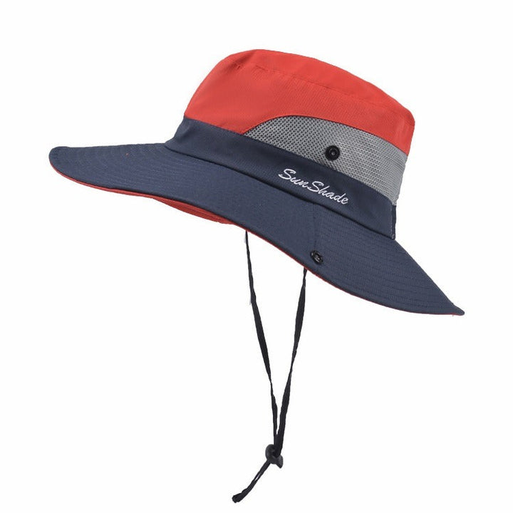Eleganter Damenhut für den Sommer, schützt effektiv vor Sonne im Garten.
