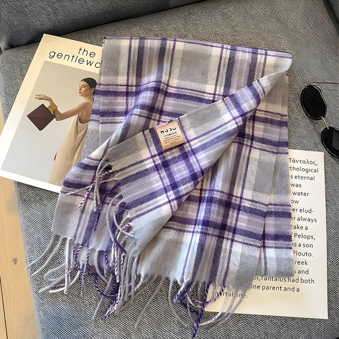 Eleganter Damen Winterschal mit klassischem britischen Karomuster. Warmes Mode-Accessoire für kalte Herbsttage.