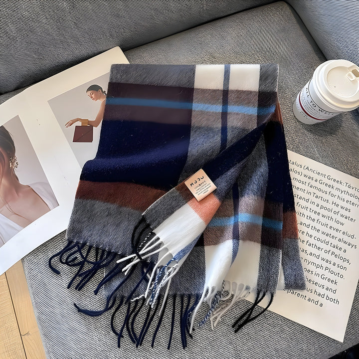 Klassischer Damen Winterschal mit Karomuster. Modisch, warm und ein elegantes Geschenk für jede Frau.