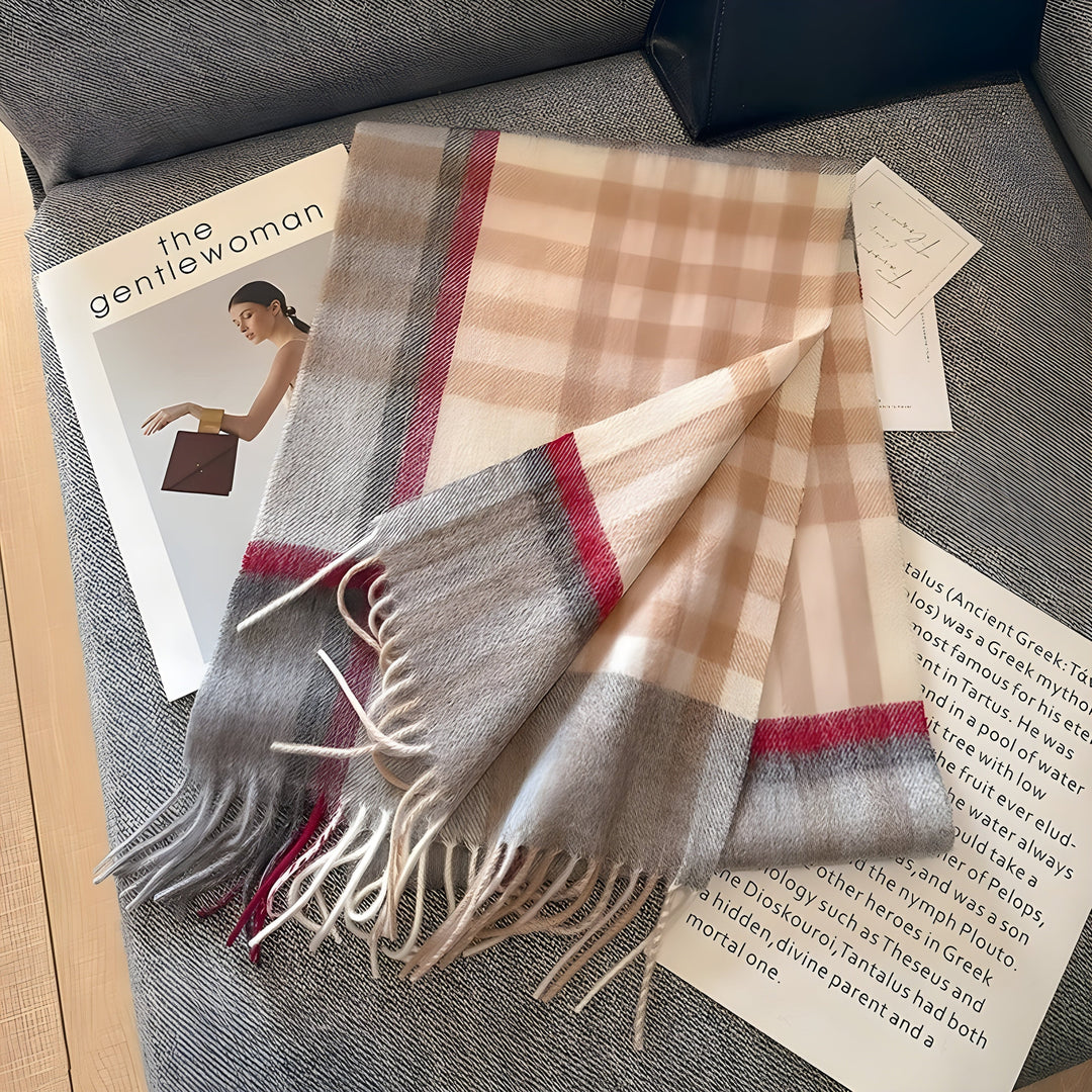 Hochwertiger Damen Winterschal mit britischem Karomuster. Ein Must-have für kalte Tage und stilvolle Outfits.
