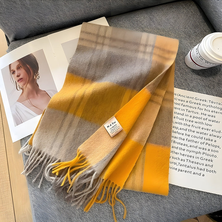 Luxuriöser Damen Schal mit Karomuster, der im Winter warm hält. Eleganter Look für Herbst und Winter.