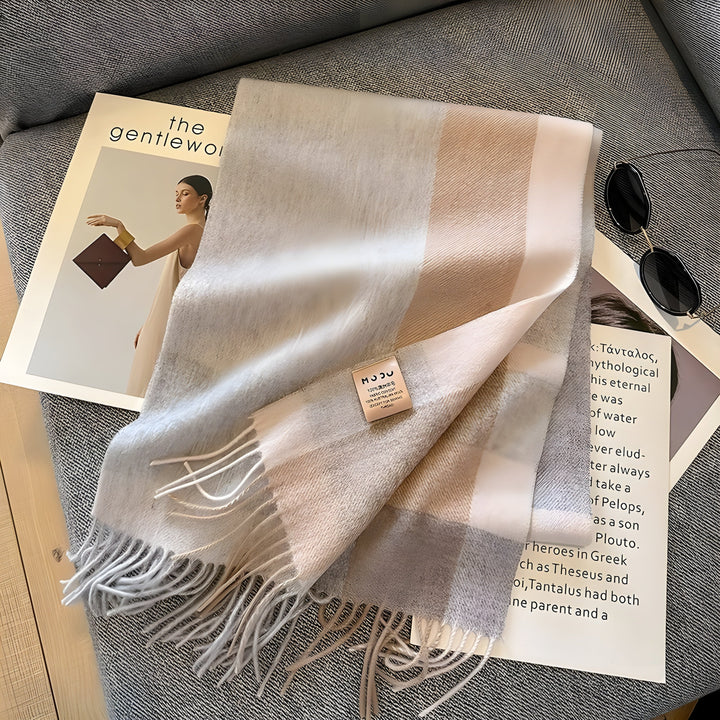 Moderner Damen Winterschal mit Karomuster. Verleiht jedem Herbst-Outfit Eleganz und Wärme.