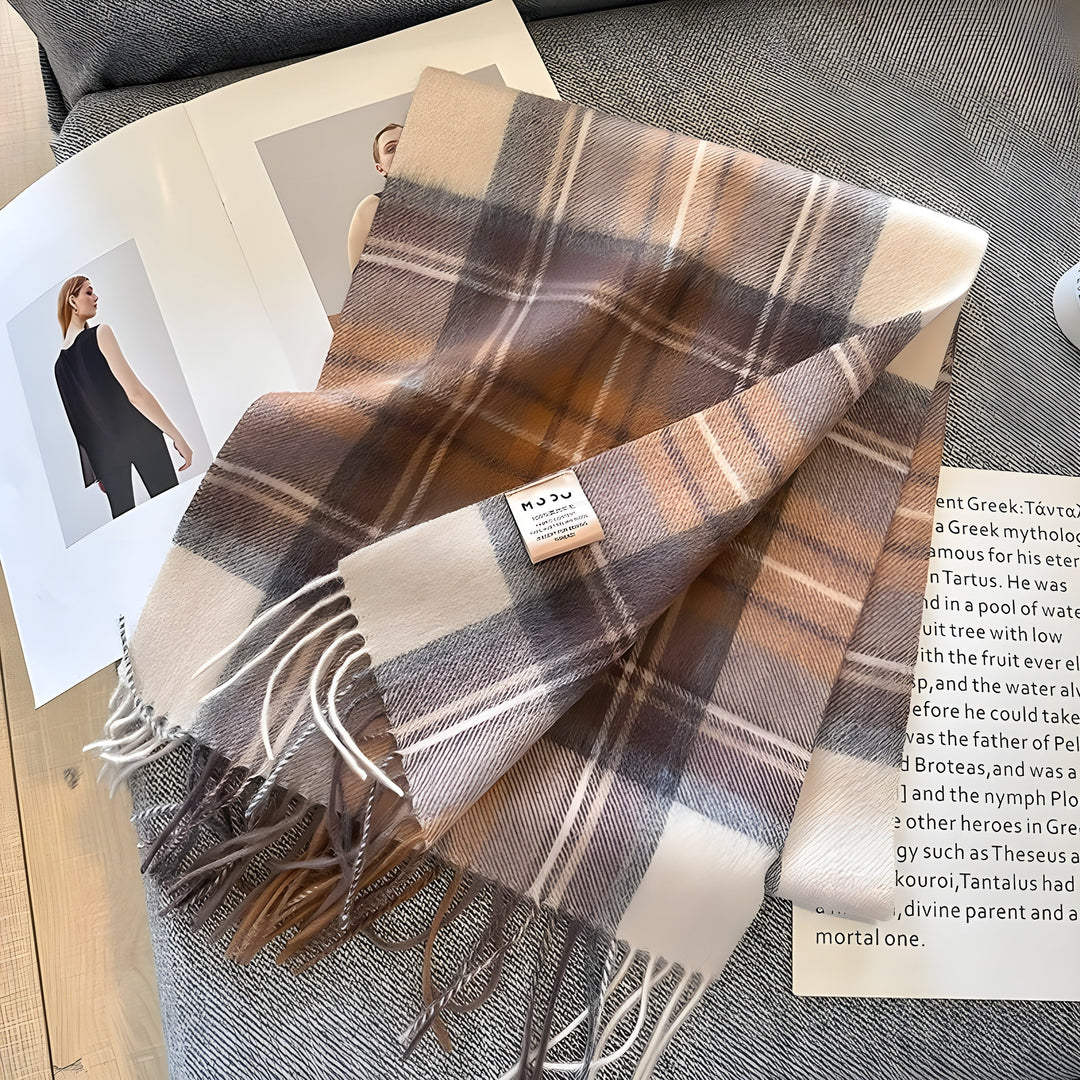 Damen Winterschal mit traditionellem Karomuster. Hält warm und ist ein zeitloses Mode-Statement.