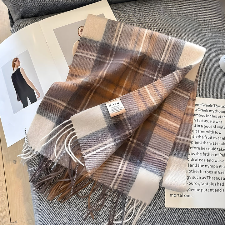 Damen Winterschal mit traditionellem Karomuster. Hält warm und ist ein zeitloses Mode-Statement.