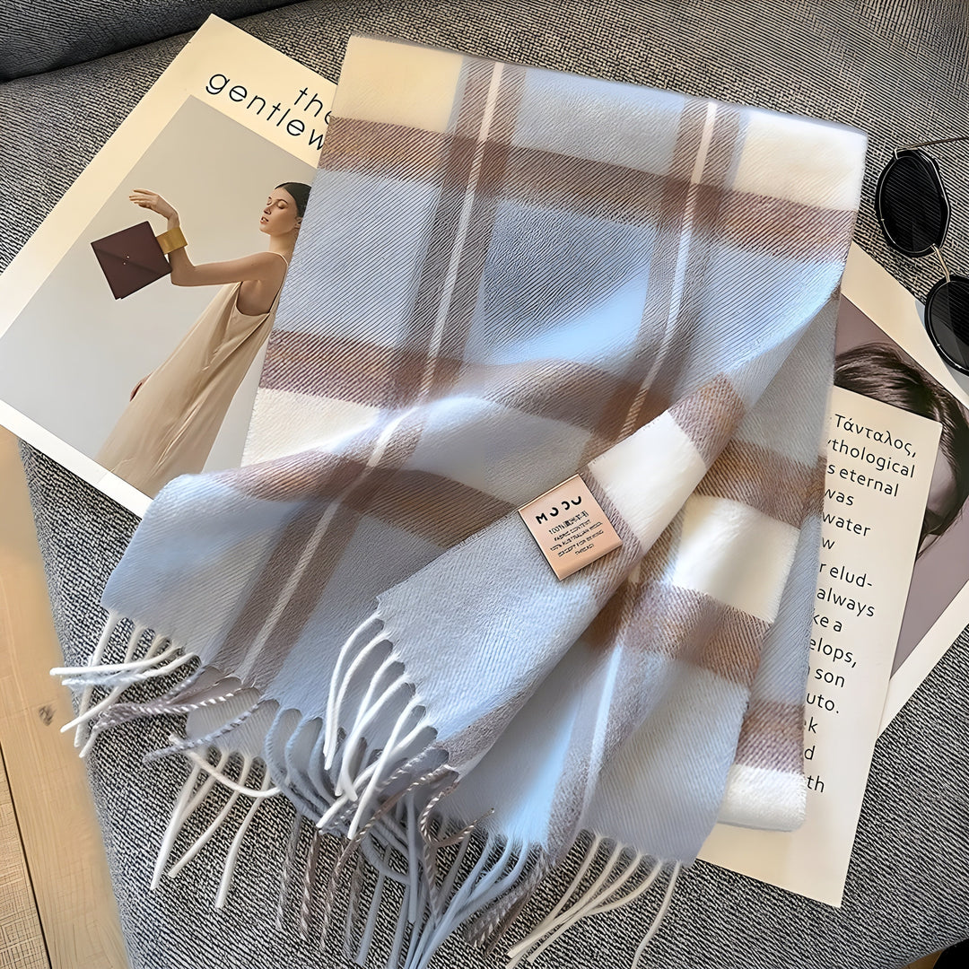 Britischer Karomuster-Schal für Damen. Hält im Winter kuschelig warm und ist ein modisches Highlight.